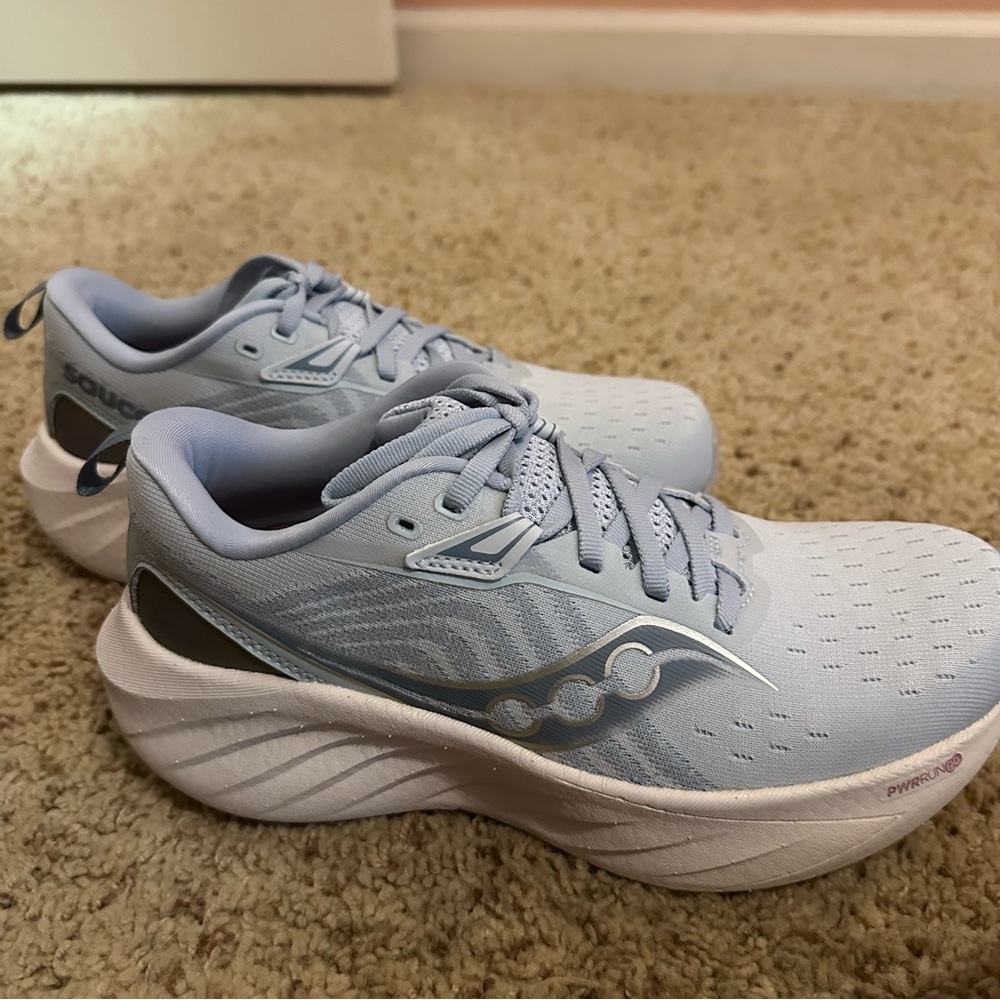 New Women's Saucony Triumph 22 Size 6.5